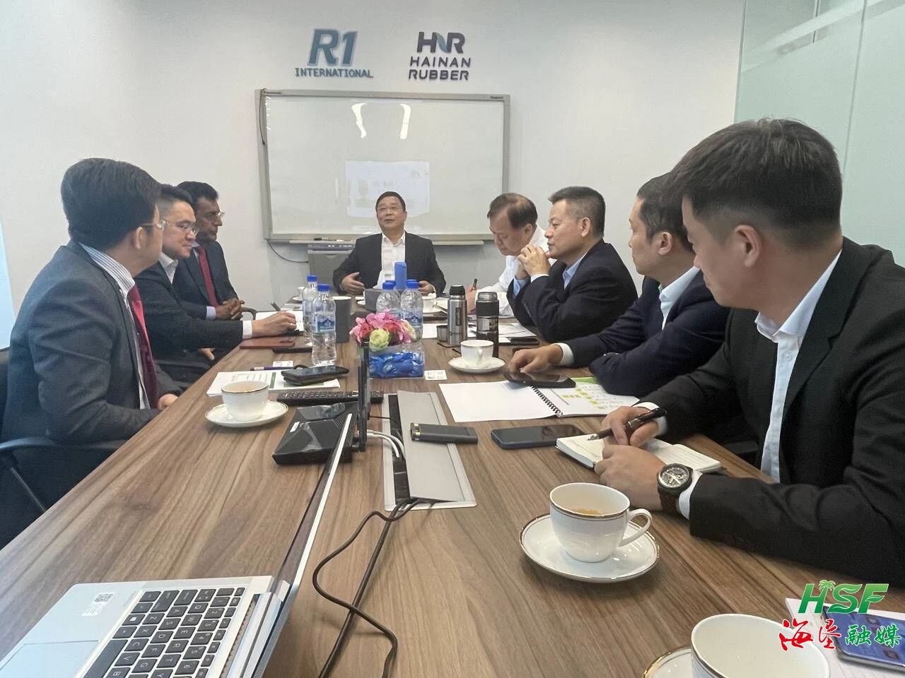 包洪文一行與R1公司座談交流。