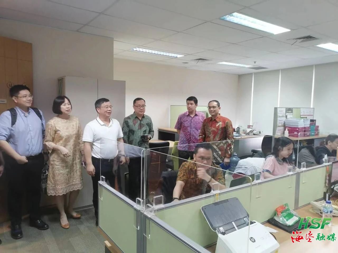 包洪文一行到KM公司調(diào)研。