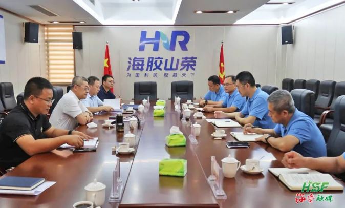 艾軼倫在海南橡膠山榮分公司座談。